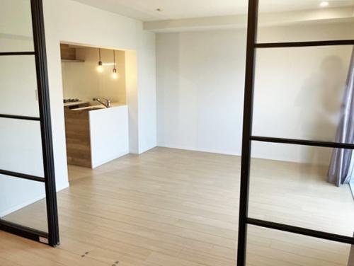 光が差し込む、開放感あふれるモダンな空間。