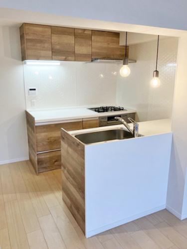 ペンダントライトがアクセントの、明るく開放的なキッチン。