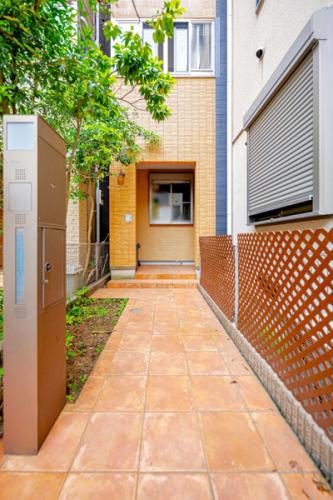 路地部分、駐輪場３～４台・バイクも駐車可能