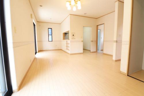 15.2帖のリビングはダイニングとの使い分けが可能。リビングイン階段を採用。