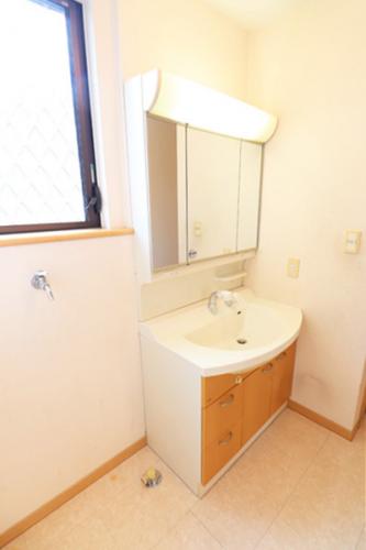 三面鏡式洗面化粧台はお出かけ前の身だしなみに効果を発揮します