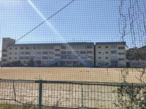 現地から約765mにある市川市立下貝塚中学校です 現地から約765mにある市川市立下貝塚中学校です