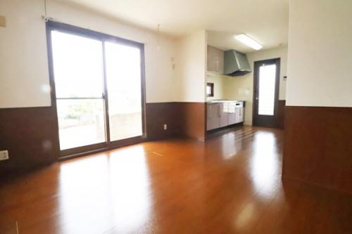 約12帖のLDK。南側に面したリビングは明るく、ご家族がゆったりと寛げる空間です