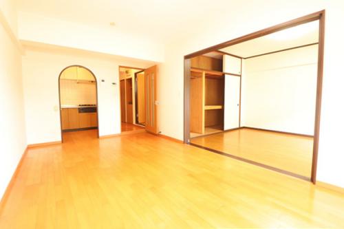 LDKは12.7帖　右に見えます洋室は6帖の広さです。