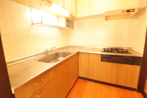 キッチンはL字型となり、お料理の際の動線に配慮が施されております。