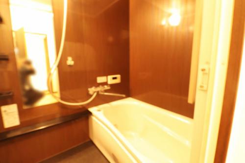 ユニットバスはシャワー、追い焚き付き。一日の疲れが癒される空間です。