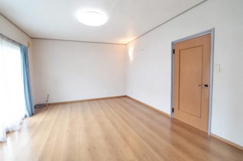 1階約10帖リビング。ダイニング約6帖と繋げてより広々とお使いいただけます。