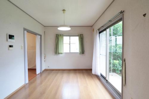 二面から自然光が差し込む明るいダイニング