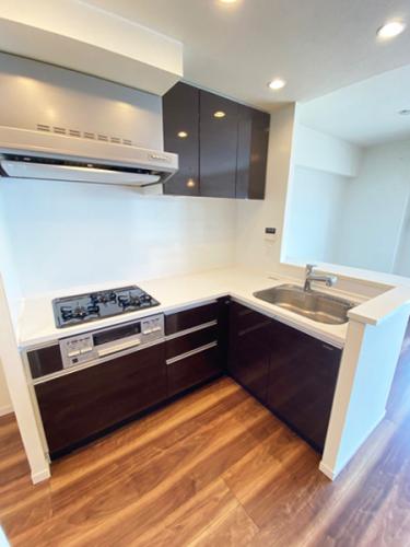 動線に配慮されたL字型対面式キッチン