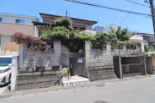 道路より約2m高く陽当たりはもちろん、騒音対策も兼ねています 道路より約2m高く陽当たりはもちろん、騒音対策も兼ねています