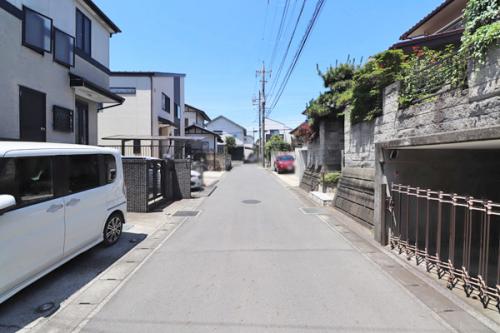 車庫入れの際の切り返しにも十分な幅員 車庫入れの際の切り返しにも十分な幅員