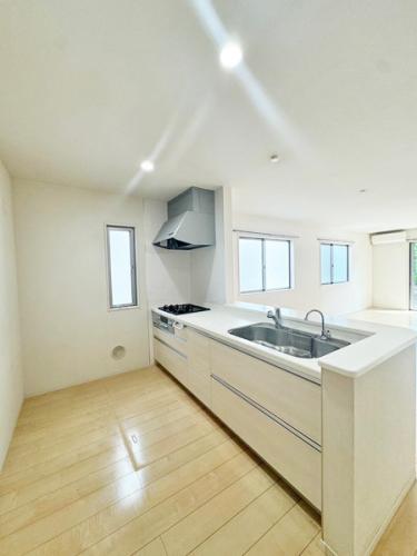 清潔感の溢れるキッチン。オープンカウンターでリビングとの一体感があります。