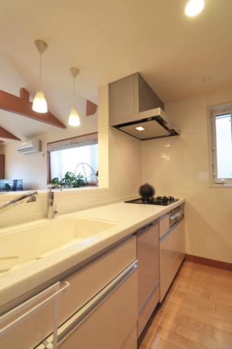 ビルトイン食洗機や浄水器を搭載のシステムキッチン