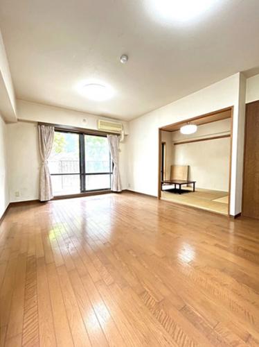 リビングダイニングは約12帖。南向きで明るく、日当たりの良い部屋です！