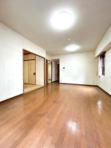 角部屋につき、二面採光で明るく開放的です