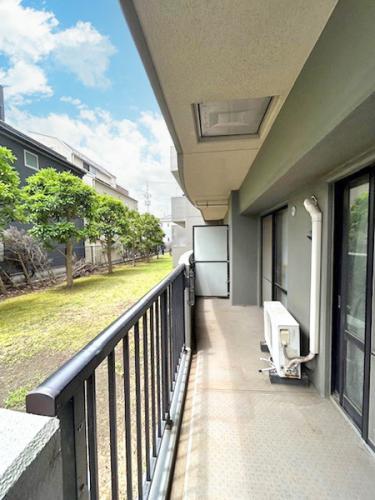 共用庭に面した開放感のあるバルコニー