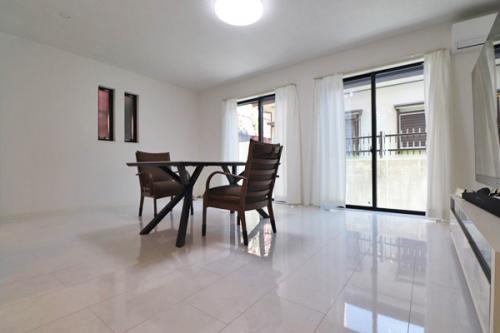 ガス床暖房を完備した白が基調の明るいリビング・ダイニング