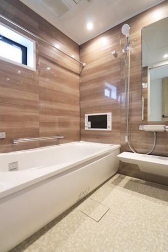 1日の疲れを癒す浴室にはテレビとミストサウナ付き