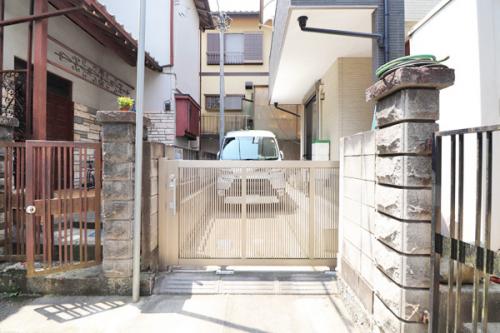 間口が2ｍながら、駐車スペース1台あります（但し、車種に制限あり）