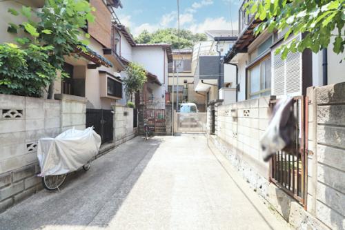 周囲は住宅が比較的多く立ち並ぶ地域です。