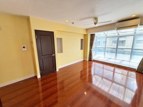 サンルームがあるのでたっぷりの陽光が差し込み明るいお部屋です！