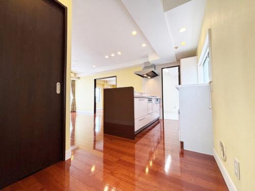 キッチン奥には日用品や食品等のストックを完備できるパントリーがあります！