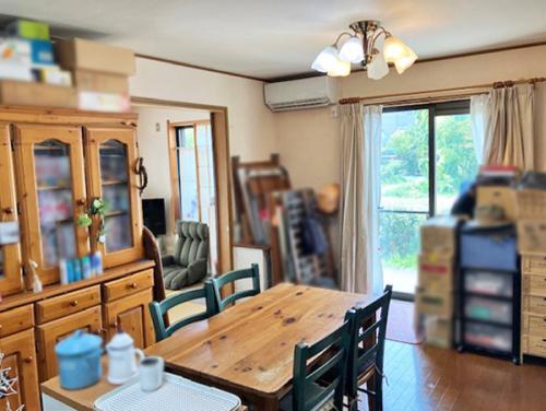 南西から入る陽光で明るく家族が自然に集まるリビングダイニング