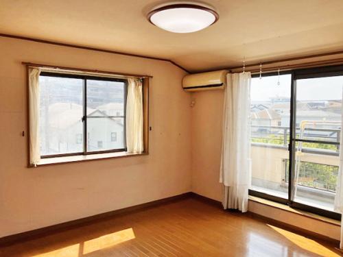 収納力のあるストレージと採光に優れた出窓が開放的な空間を演出する7.98帖の洋室