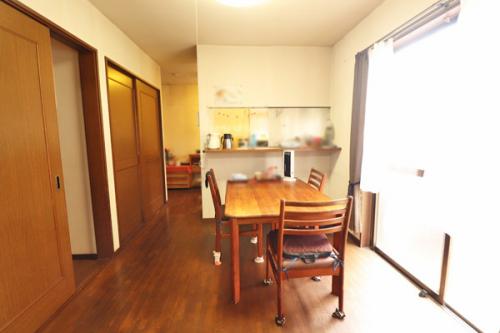 1階のダイニング　窓が大きく採られており、採光に配慮。