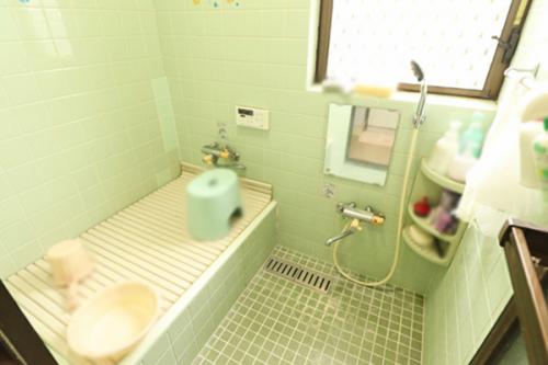 1階浴室　大きな窓が特徴です