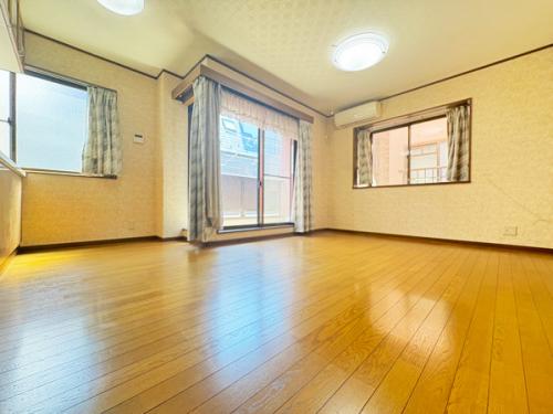 家族団らんのひと時を過ごす、約14帖の広々LDK(2階部分のため明るい空間です）