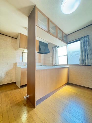 空間をさりげなく仕切るカウンター付き。収納はもちろん、お料理の配膳にも便利です。