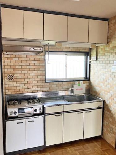 収納力のあるキッチン！レンガ調の壁がオシャレです