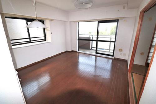 リビングダイニング約10.6帖、西×南の二面採光です