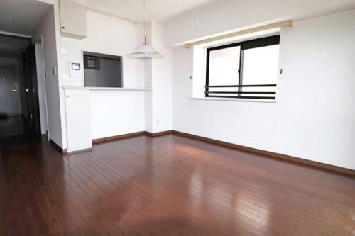 南側は、出窓カウンターで開放感を演出しています