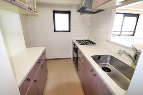 対面カウンターキッチン　換気に便利な窓付きキッチンです