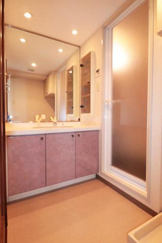 ワイドな鏡を備えた洗面化粧台です