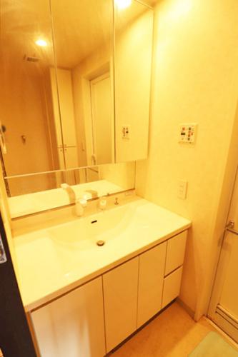 三面鏡裏収納を採用。化粧品や小物をスッキリ収納できます