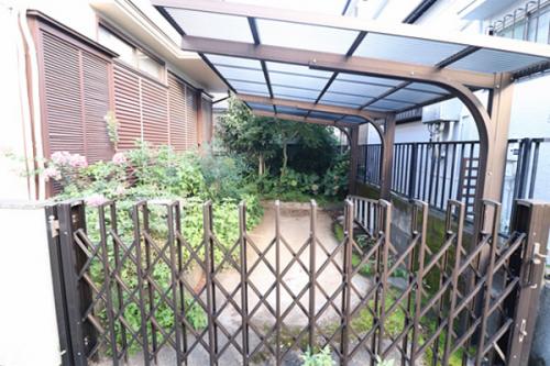 駐車場1台分（車種制限あり）。雨の日の車への乗り降りに助かる屋根付き。