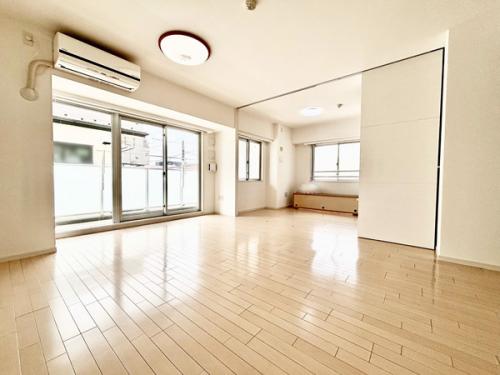 窓が大きく開放的なリビングダイニング　足元から部屋全体を暖める床暖房付きです