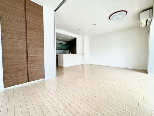 リビングダイニングと隣り合う洋室の間仕切り壁は、スライド式のウォールドアです