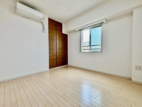 約6帖の洋室、クローゼットがございます