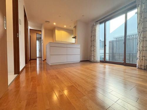 12.3帖あるリビングには南西から優しい日差しが入り込み落ち着いた空間です