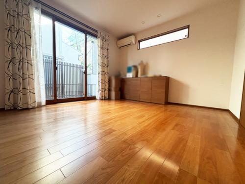 木のぬくもりを感じられるフローリング。お掃除もしやすいです！