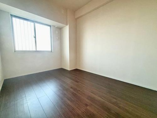 約6帖の洋室。全居室収納スペース付きなので荷物が多い方も安心です。