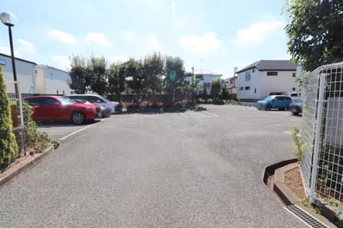 エントランス裏に設けられた駐車スペース、敷地南側は開放空間。