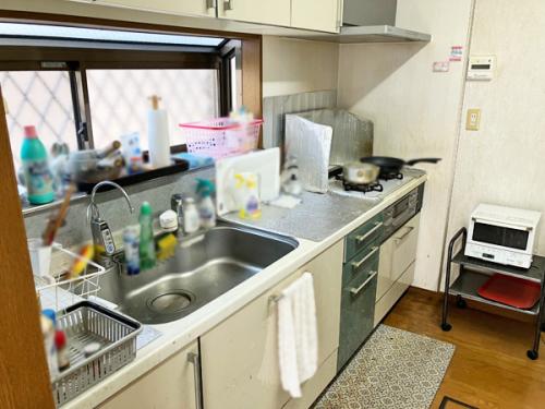 窓から自然な光の差し込むキッチン。