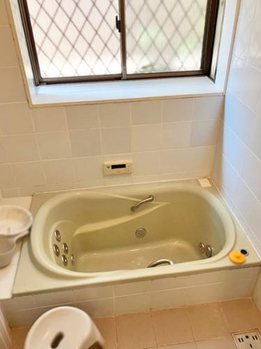 換気に便利な窓付の浴室。防カビにも役立ちます。