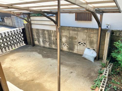 雨から愛車を守る駐車スペース有。充実のカーライフを楽しめます。