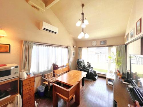 勾配天井の開放感あふれるリビングダイニング